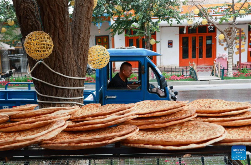 Photo prise le 21 juillet 2025 montrant un stand vendant du naan le long d'une rue à Kuqa, dans la région autonome ouïgoure du Xinjiang (nord-ouest de la Chine). (Photo/Xinhua)