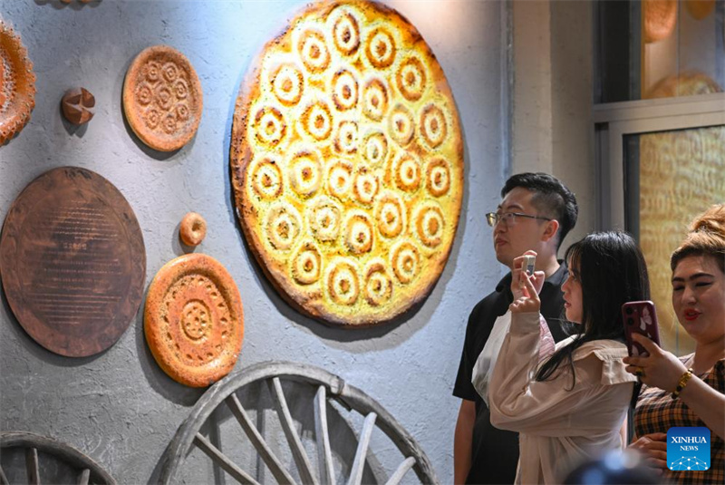 Xinjiang : les techniques traditionnelles de fabrication du naan transmises et développées à Kuqa