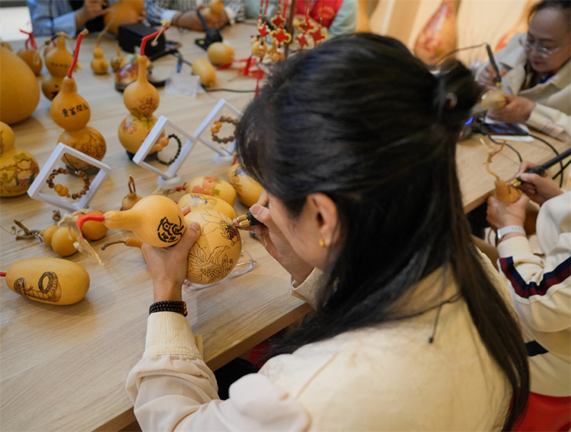 Xinjiang : les amateurs de culture traditionnelle font l'expérience d'échanges d'artisanat au Musée d'Emin