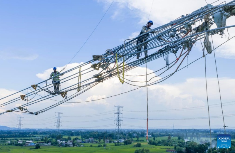 La section de l'Anhui du Projet de transfert d'électricité à ultra-haute tension Gansu-Zhejiang entre dans la phase de tirage des conducteurs