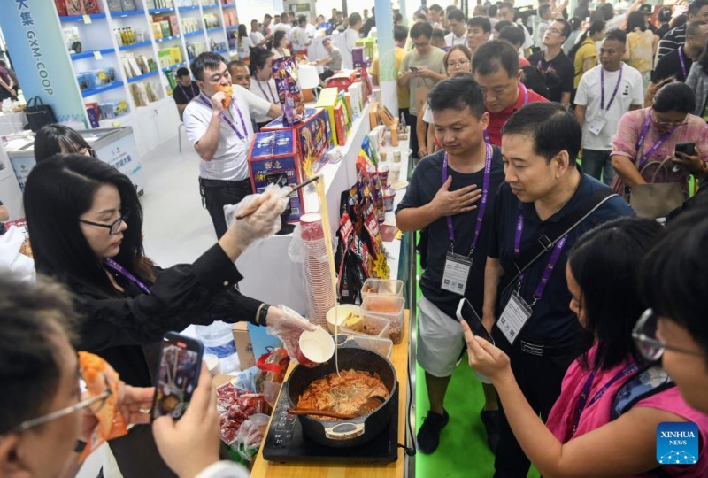 Guangxi : les Luosifen, une spécialité de rue de Liuzhou qui dynamise la vitalité industrielle régionale