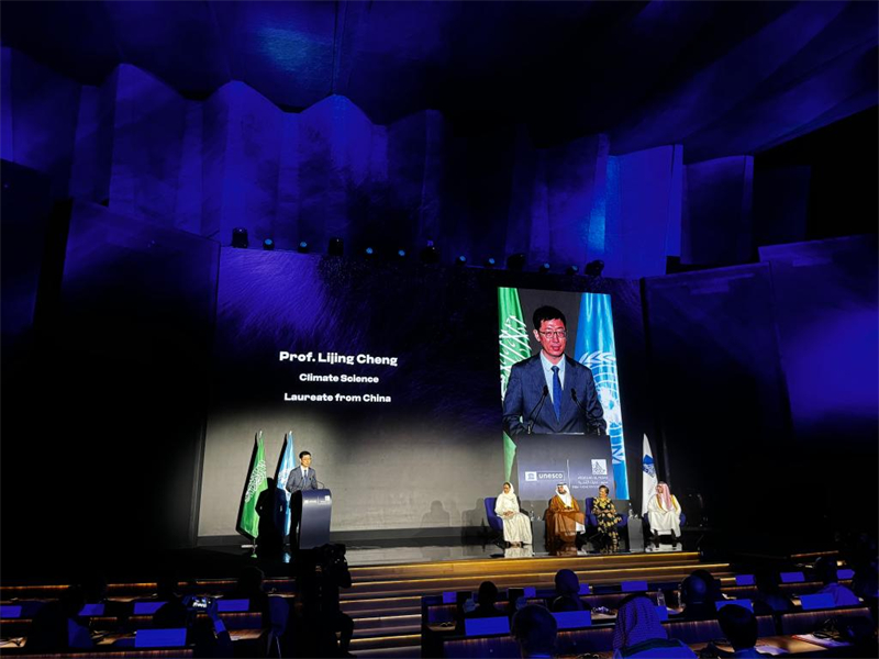 Le scientifique chinois Cheng Lijing remporte le Prix international Al Fozan de l'UNESCO