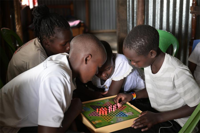 Des jeunes filles jouent aux échecs au Centre de secours Namunyak, dans la ville d'Aitong du comté de Narok, dans le sud-ouest du Kenya, le 31 août 2025.  (Yang Guang / Xinhua)