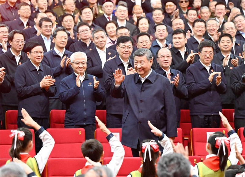 Xi Jinping assiste à un gala marquant le 70e anniversaire de la fondation de la région autonome ouïgoure du Xinjiang