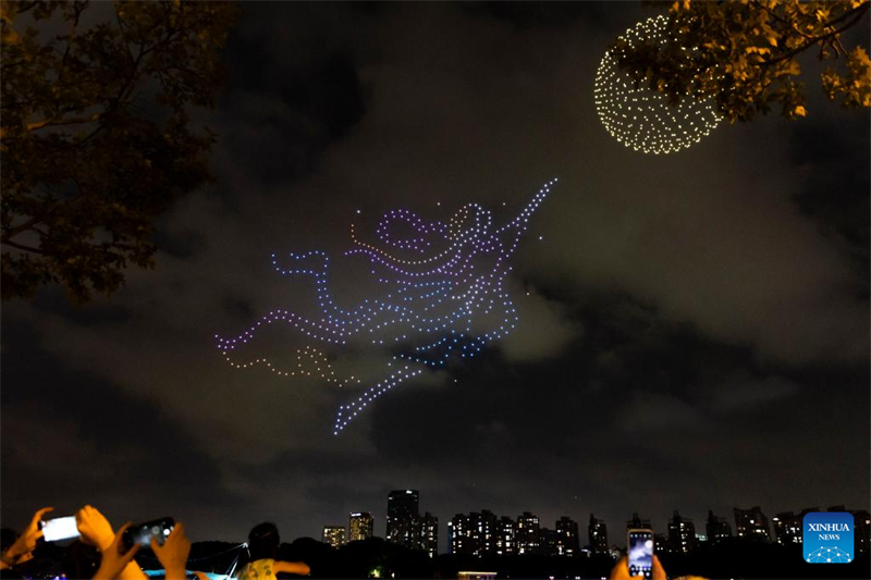 Shanghai : un spectacle lumineux de drones organisé pour célébrer la Fête nationale
