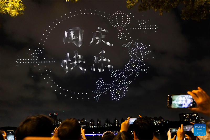 Shanghai : un spectacle lumineux de drones organisé pour célébrer la Fête nationale