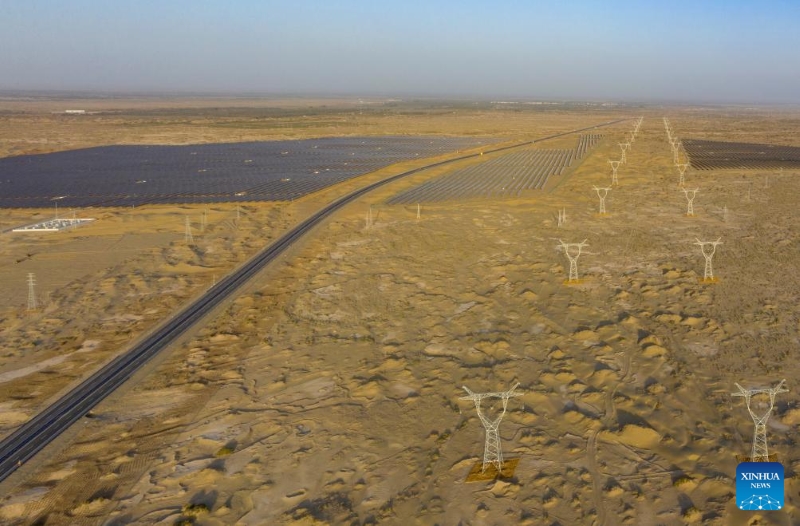 Comment le Xinjiang transforme ses déserts en mines d'or d'énergie renouvelable