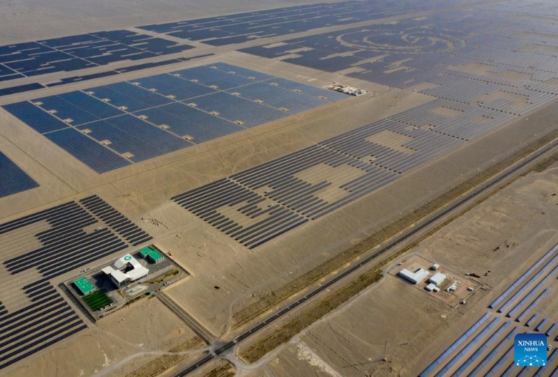 Comment le Xinjiang transforme ses déserts en mines d'or d'énergie renouvelable