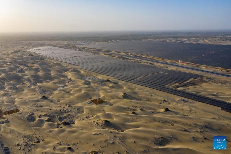 Comment le Xinjiang transforme ses déserts en mines d'or d'énergie renouvelable