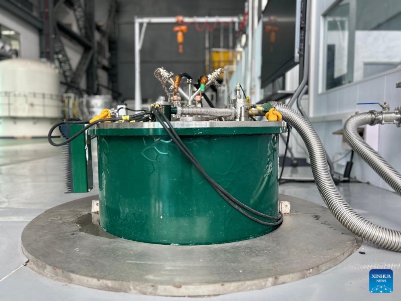 Photo prise le 28 septembre 2025 montre l'aimant supraconducteur développé par l'Institut de physique du plasma de l'Académie chinoise des sciences (ASIPP) à Hefei, capitale de la province de l'Anhui (est de la Chine). (Wu Huijun / Xinhua)
