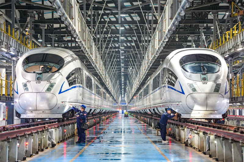 Henan : le dépôt de Zhengzhou entretient les trains à grande vitesse pour assurer des transports sûrs pendant la période du « Double Festival »
