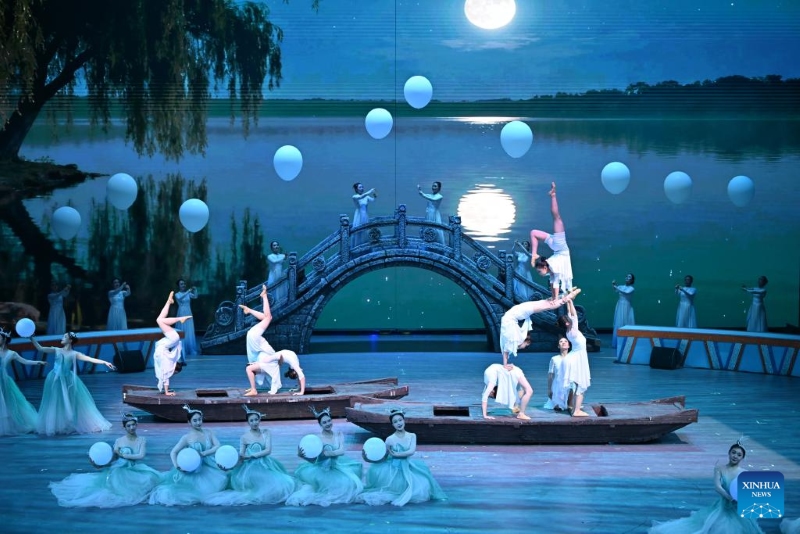 Hebei : ouverture du Festival international du cirque à Wuqiao, la « terre natale de l'acrobatie » en Chine