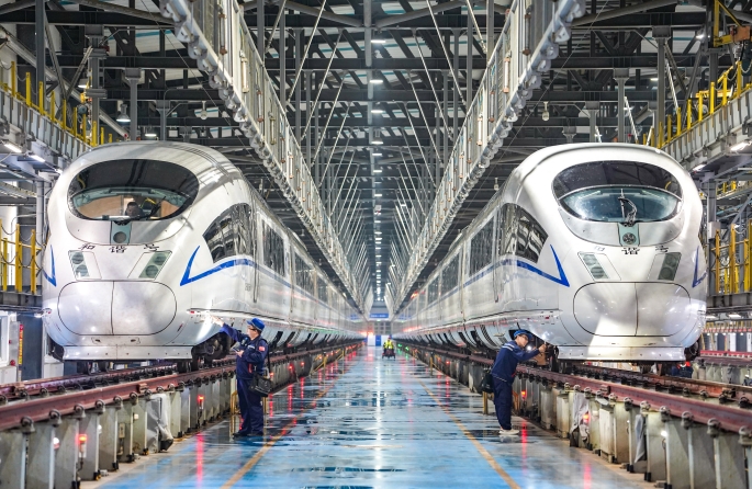Henan : le dépôt de Zhengzhou entretient les trains à grande vitesse pour assurer des transports sûrs pendant la période du « Double Festival »
