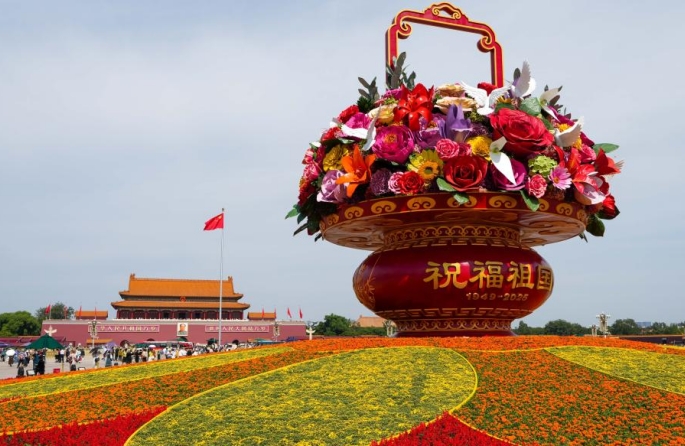 A Beijing, la place Tian'anmen célèbre la Fête nationale avec de superbes décorations florales