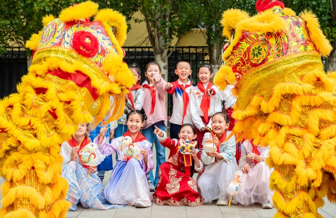 Mongolie intérieure : les enfants de Hohhot font l'expérience des coutumes folkloriques pour célébrer la Fête de la Mi-Automne
