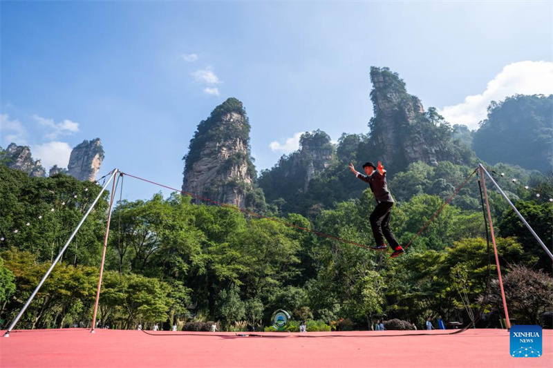 Hunan : coup d'envoi du Festival international du nouveau théâtre acrobatique de Zhangjiajie