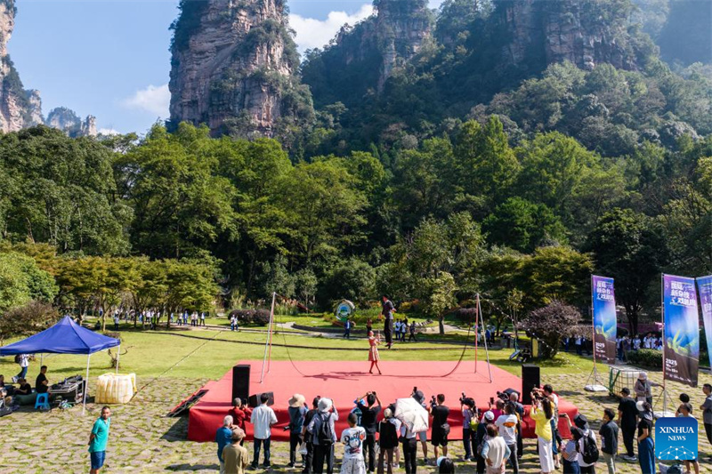 Hunan : coup d'envoi du Festival international du nouveau théâtre acrobatique de Zhangjiajie