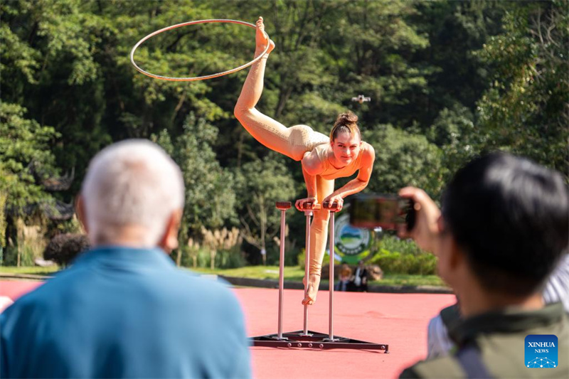 Hunan : coup d'envoi du Festival international du nouveau théâtre acrobatique de Zhangjiajie