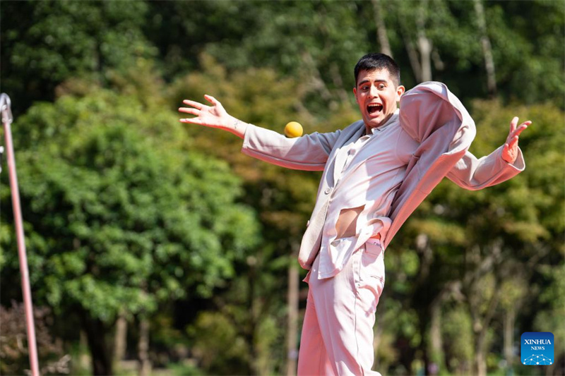 Un acrobate chilien se produit lors de l'édition 2025 du Festival international du nouveau théâtre acrobatique de Zhangjiajie, qui s'est tenue au Parc forestier national de Zhangjiajie, dans la province du Hunan (centre de la Chine), le 11 octobre 2025.(Photo/Xinhua)