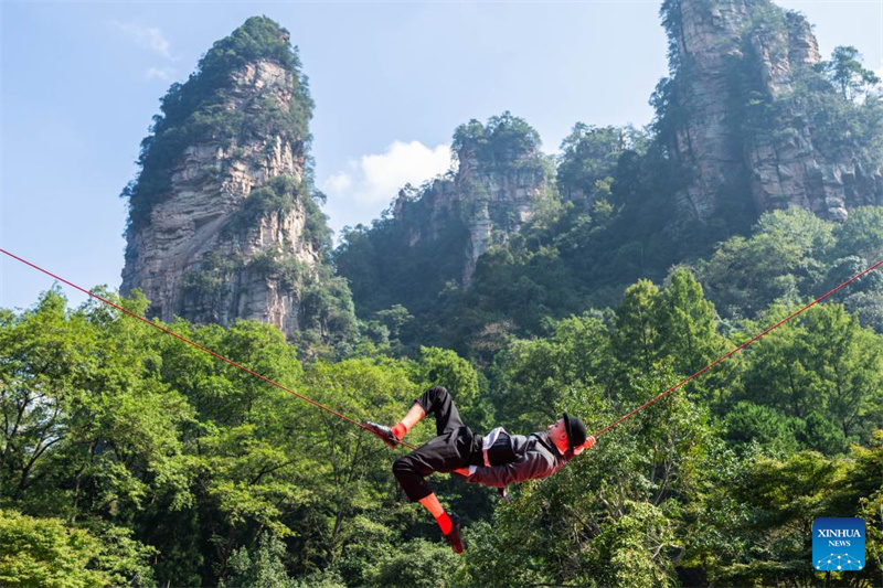 Hunan : coup d'envoi du Festival international du nouveau théâtre acrobatique de Zhangjiajie