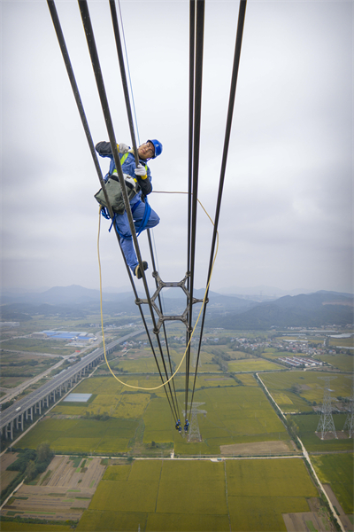 Anhui : des ouvriers électriciens appliquent de la peinture antigel à haute altitude à Tongyang