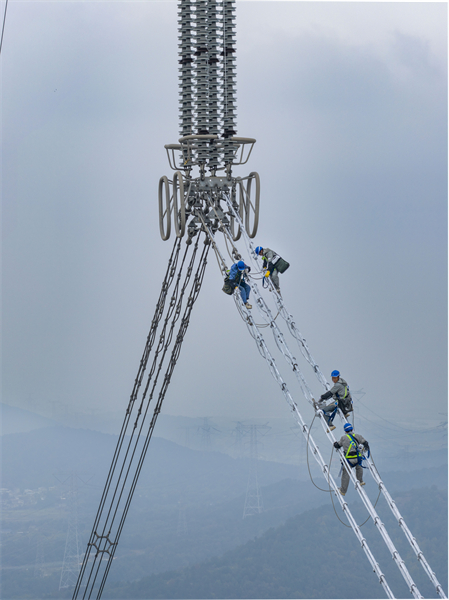 Anhui : des ouvriers électriciens appliquent de la peinture antigel à haute altitude à Tongyang