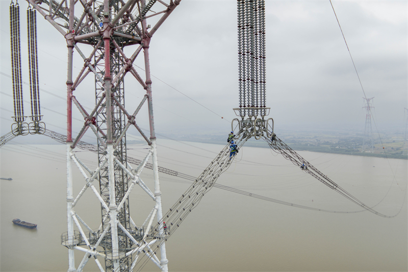 Anhui : des ouvriers électriciens appliquent de la peinture antigel à haute altitude à Tongyang