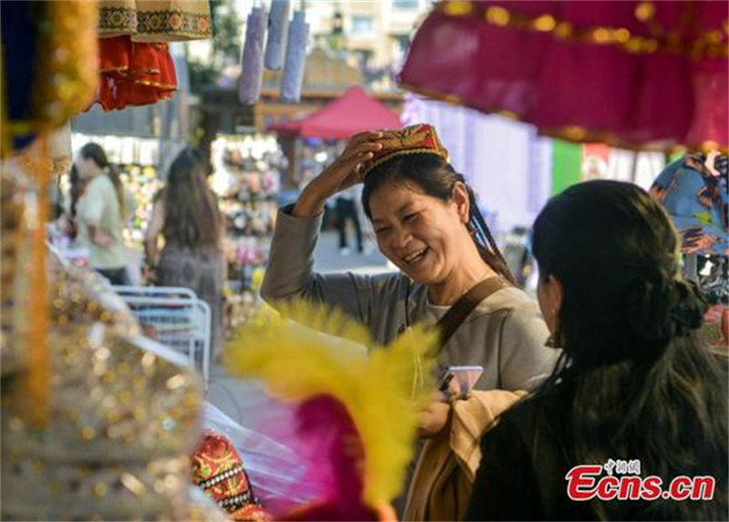 Des touristes visitent le Grand Bazar international du Xinjiang à Urumqi, capitale de la région autonome ouïgoure du Xinjiang (nord-ouest de la Chine), le 12 septembre 2024. (Liu Xin/China News Service)