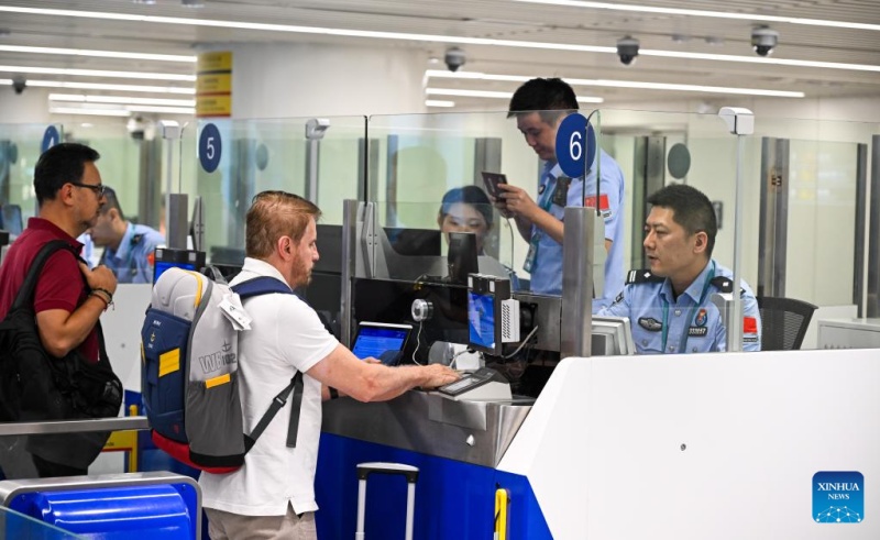 Des passagers entrants passent les contrôles aux frontières à l'aéroport international Meilan de Haikou, capitale de la province de Hainan (sud de la Chine), le 15 octobre 2025. (Photo / Xinhua)