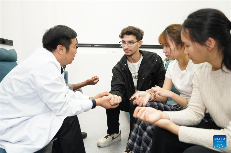 Anhui : des étudiants étrangers apprennent la médecine traditionnelle chinoise à Hefei