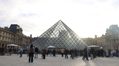 France : réouverture du Louvre trois jours après le cambriolage du musée