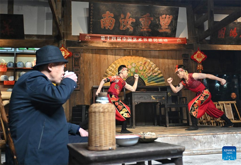 Un client regarde un spectacle d’acrobaties à la Maison de thé Jinqin à Chengdu, capitale de la province du Sichuan (sud-ouest de la Chine), le 25 octobre 2025. (Photo/Xinhua)