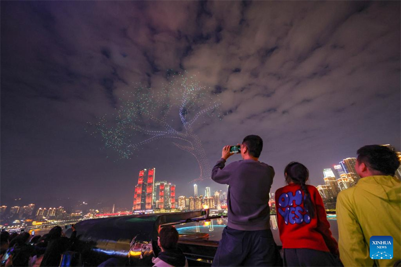 Chongqing : un grand spectacle lumineux de drones organisé dans le district de Nan'an
