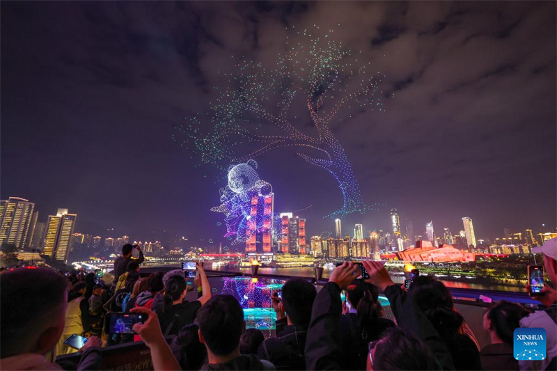 Chongqing : un grand spectacle lumineux de drones organisé dans le district de Nan'an