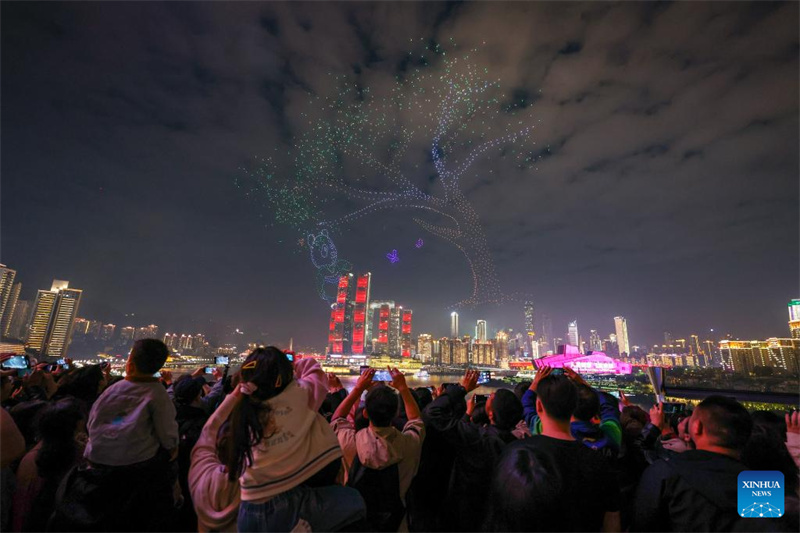 Chongqing : un grand spectacle lumineux de drones organisé dans le district de Nan'an