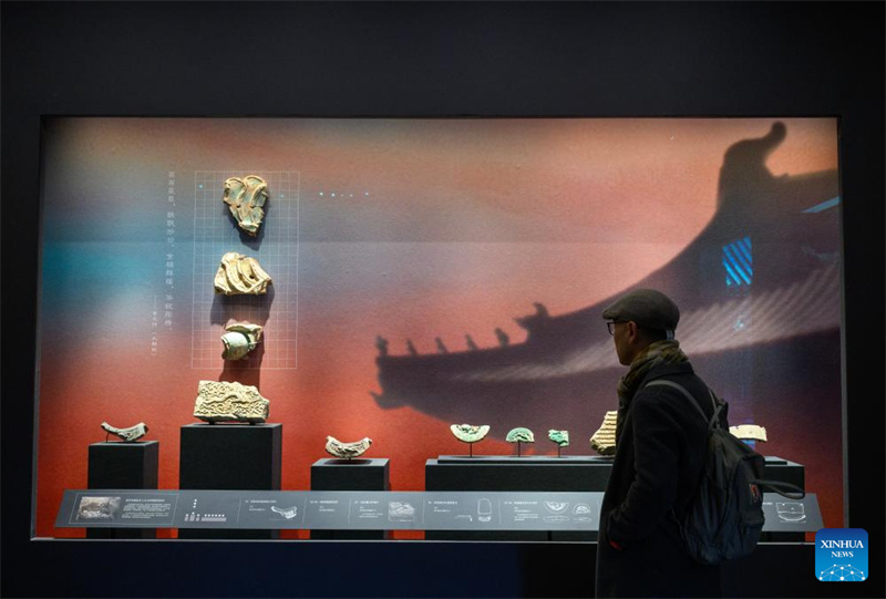 Un journaliste visite l'exposition « Sous les Neuf Murs : découvertes archéologiques du site des ateliers impériaux de la Cité Interdite » au Musée du Palais de Beijing, le 3 novembre 2025. (Photo/Xinhua)
