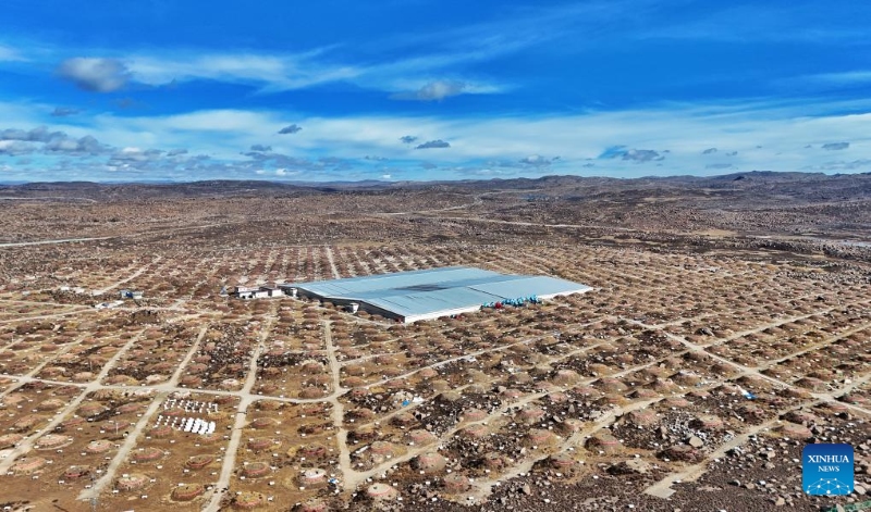 Photo aérienne prise par drone le 28 octobre 2025 montrant l’Observatoire de gerbes atmosphériques de haute altitude (LHAASO) situé dans le comté de Daocheng de la préfecture autonome tibétaine de Ganzi, dans la province du Sichuan (sud-ouest de la Chine). (Xinhua/Liu Kun)
