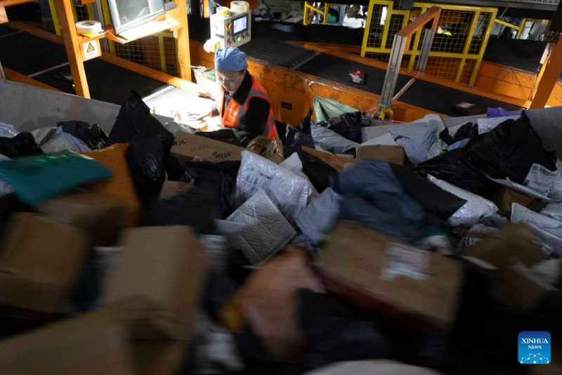 La Poste chinoise met les bouchées doubles pour assurer la livraison des colis du festival de shopping du « Double Onze »