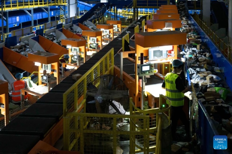 La Poste chinoise met les bouchées doubles pour assurer la livraison des colis du festival de shopping du « Double Onze »