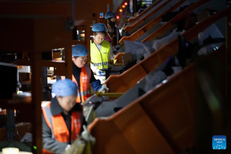 La Poste chinoise met les bouchées doubles pour assurer la livraison des colis du festival de shopping du « Double Onze »