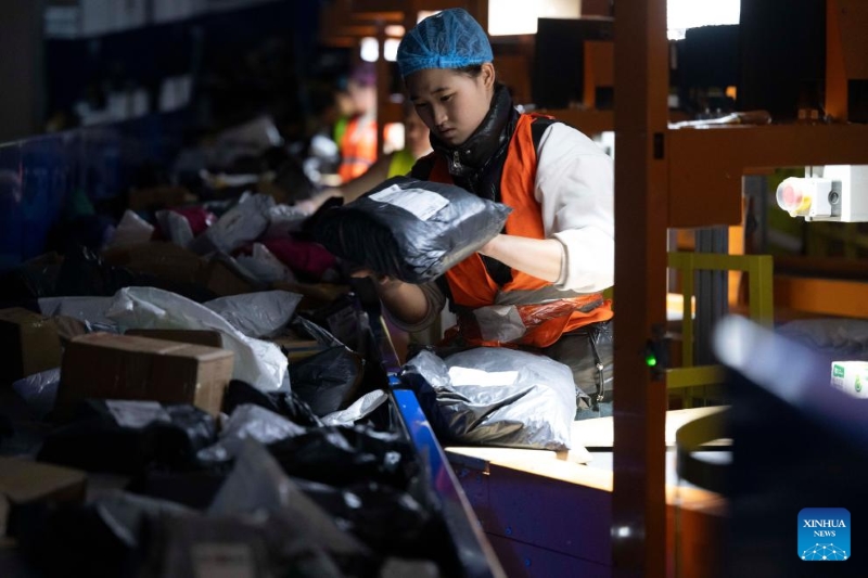 La Poste chinoise met les bouchées doubles pour assurer la livraison des colis du festival de shopping du « Double Onze »