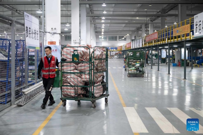 La Poste chinoise met les bouchées doubles pour assurer la livraison des colis du festival de shopping du « Double Onze »