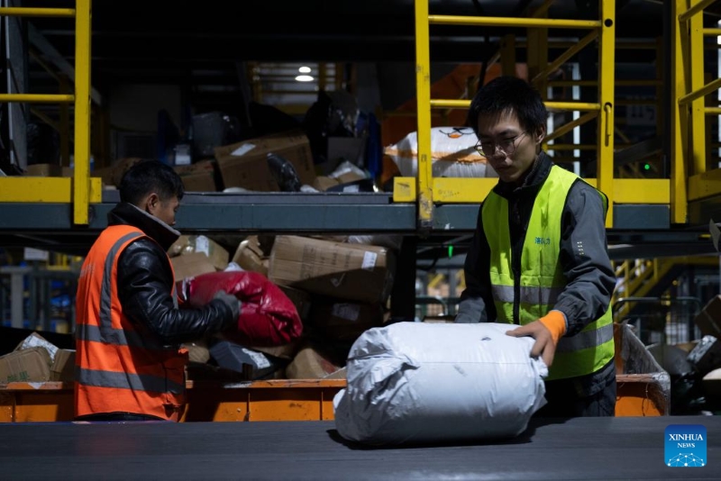 La Poste chinoise met les bouchées doubles pour assurer la livraison des colis du festival de shopping du « Double Onze »