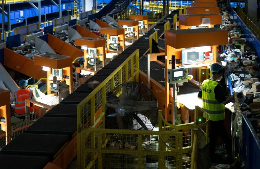 La Poste chinoise met les bouchées doubles pour assurer la livraison des colis du festival de shopping du « Double Onze »