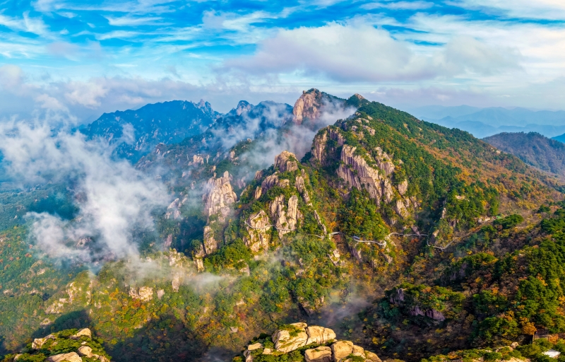 Anhui : une promenade sur une passerelle panoramique pour découvrir les magnifiques couleurs d'automne à Chizhou
