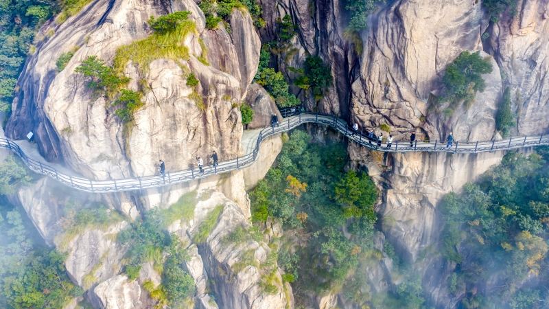 Anhui : une promenade sur une passerelle panoramique pour découvrir les magnifiques couleurs d'automne à Chizhou