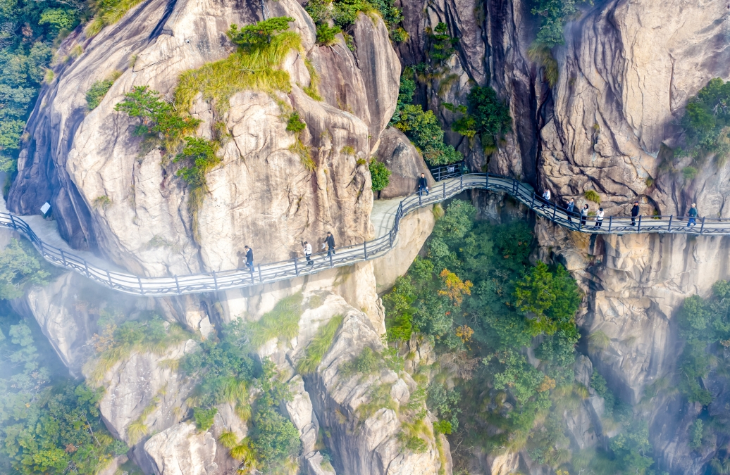 Anhui : une promenade sur une passerelle panoramique pour découvrir les magnifiques couleurs d'automne à Chizhou