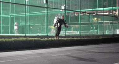 Zhejiang : un ingénieur chinois, « Iron Man des temps modernes », s'élève dans les airs grâce à un jetpack