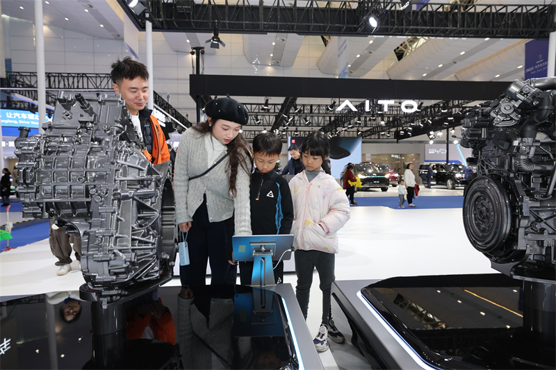 Sichuan : les élèves des écoles primaires et secondaires de Yibin découvrent les attraits de la technologie