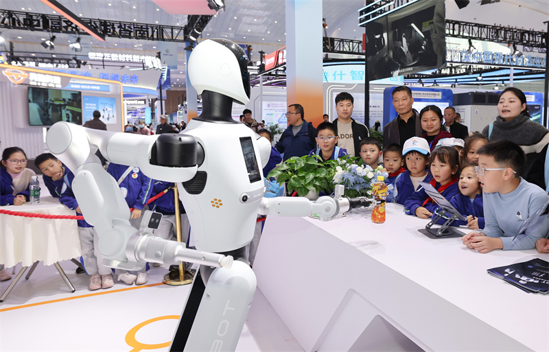 Sichuan : les élèves des écoles primaires et secondaires de Yibin découvrent les attraits de la technologie